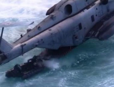 Πιλότος ελικοπτέρου ακουμπάει τη θάλασσα για να βουτήξουν φουσκωτό και πεζοναύτες (βίντεο)